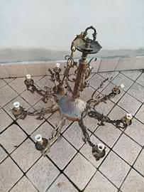 antico lampadario vintage in ferro pesante