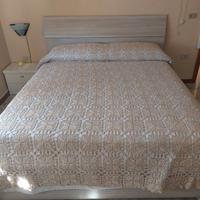 Coperta a uncinetto beige fatta a mano