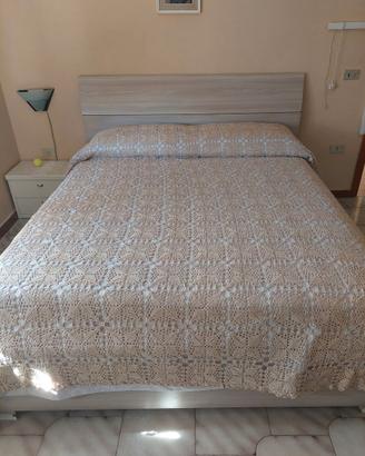 Coperta a uncinetto beige fatta a mano