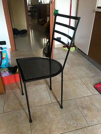 Coppia sedie in acciaio nero design minimal.