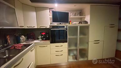 Cucina  angolare 370x367 cm.