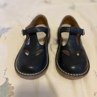Scarpe bambini eleganti di pelle con occhietti