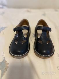 Scarpe bambini eleganti di pelle con occhietti