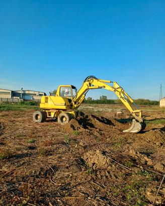 ESCAVATORE  KOMATSU