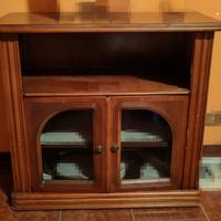 Mobiletto porta TV in legno e vetro con rotelle