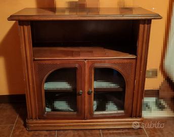 Mobiletto porta TV in legno e vetro con rotelle