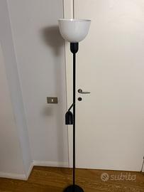 Lampada da terra IKEA con luce lettura orientabile