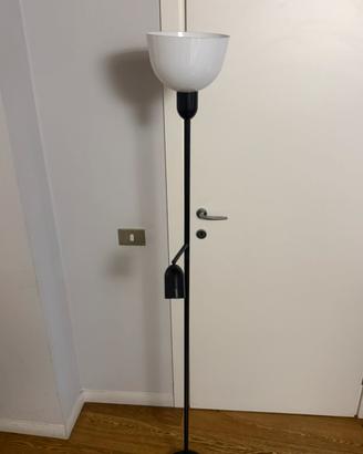 Lampada da terra IKEA con luce lettura orientabile