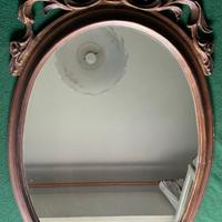 Specchio ovale vintage in resina dorata