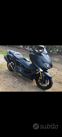 T-Max nero modello sport