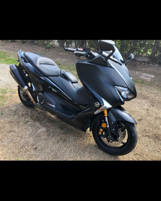 T-Max nero modello sport