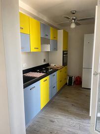 OSTIA TRILOCALE ARREDATO CON DOPPIO TERRAZZo