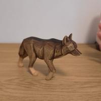 Lupo in legno intagliato a mano