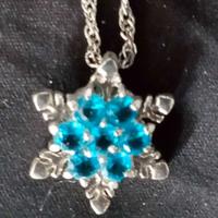 Collana con ciondolo a fiocco di neve