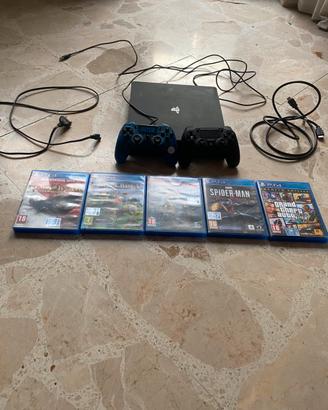 PlayStation 4 con videogiochi e 2 controller