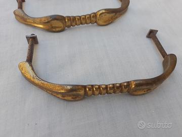 Vecchie maniglie in ottone