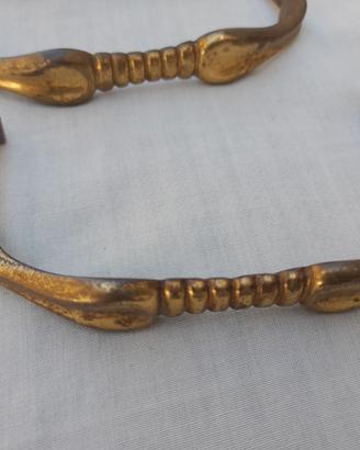 Vecchie maniglie in ottone