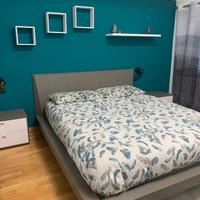 letto matrimoniale e comodini