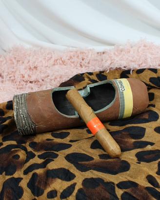 Posacenere in Terracotta a forma di Sigaro Cubano