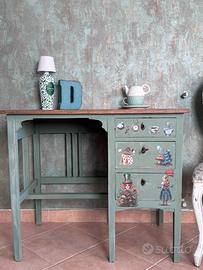 Scrivania Vintage in legno decorato con Alice