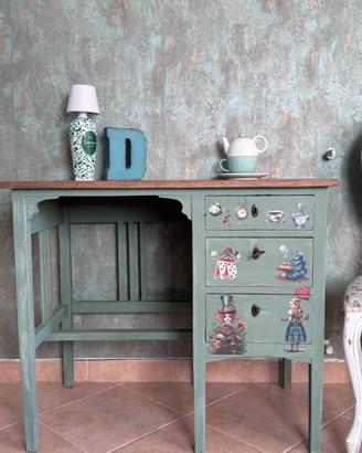 Scrivania Vintage in legno decorato con Alice