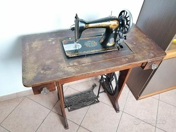 Macchina da cucire antica