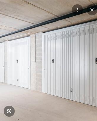 posto moto in box privato