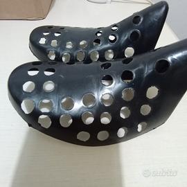 Tendiscarpe in plastica nera