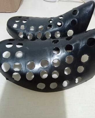 Tendiscarpe in plastica nera
