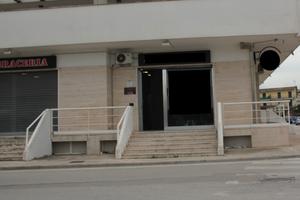 Negozio via p.pio 4 VETRINE