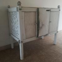 Mobile orientale sbiancato