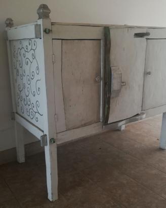Mobile orientale sbiancato