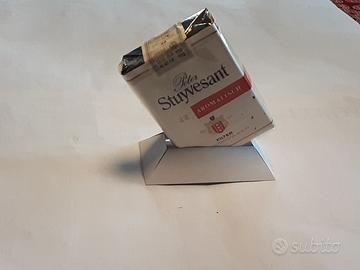 Pacchetti di sigarette vuoti