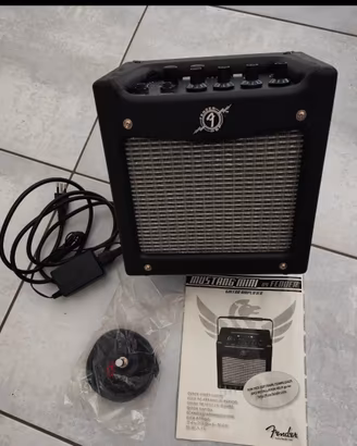 Amplificatori Roland Fender +Pedalini Boss Behrin
