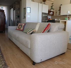 Divano 3 posti con un relax elettrico, pouf/letto