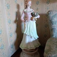 arredamento donna in ceramica alta