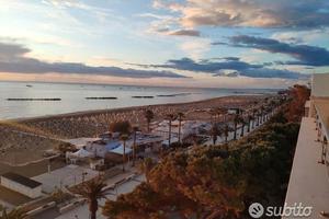 Attico posto di fronte al mare al centro di Roseto