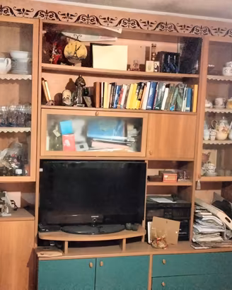 Parete attrezzata più tavolo allungabile e 4 sedie