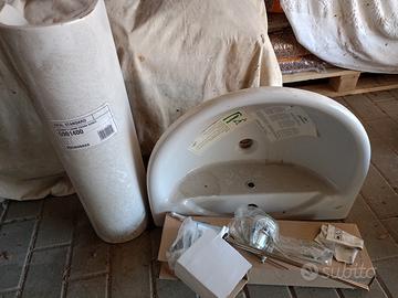Lavabo con colonna e rubinetteria