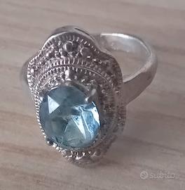 Anello con pietra azzurra
