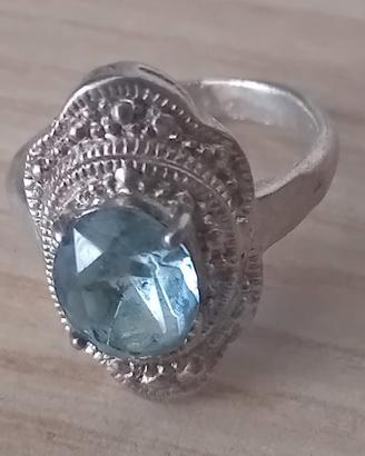 Anello con pietra azzurra