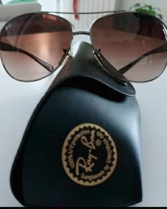 Occhiali da sole Ray-Ban con astuccio semirigido.