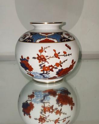 Vaso in porcellana a motivo orientale 