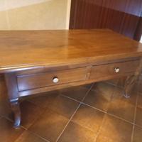 Tavolino in legno in stile arte povera.