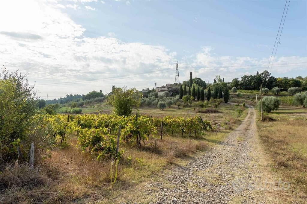 Rustico / Casale di 600 m² con più di 5 locali a P - Vista 3