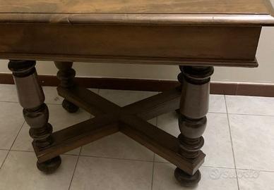Piccolo tavolo in noce fine 800 / primi 900
