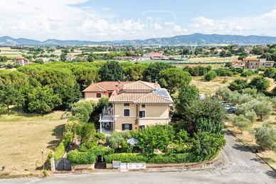 Villa con giardino privato piantumato e piscina
