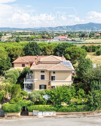 Villa con giardino privato piantumato e piscina