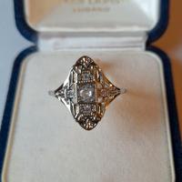 Anello Art Déco ovale zirconi oro bianco