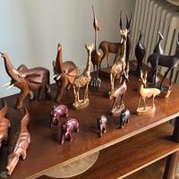 Lotto di 18 sculture di animali in legno